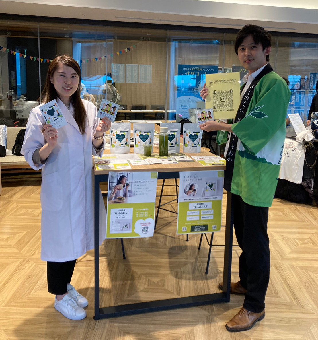 健康食品を販売する西井さん（左）＝提供